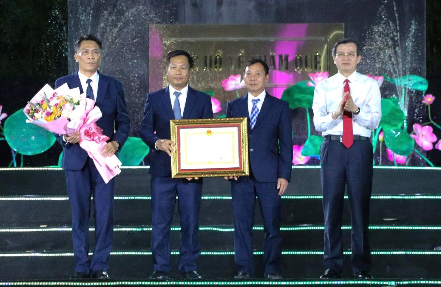 Ủy viên Bộ Chính trị, Giám đốc Học viện Chính trị quốc gia Hồ Chí Minh Đoàn Minh Huấn trao Huân chương Lao động hạng Nhất cho Khu di tích quốc gia đặc biệt Kim Liên. Ảnh: Duy Chương