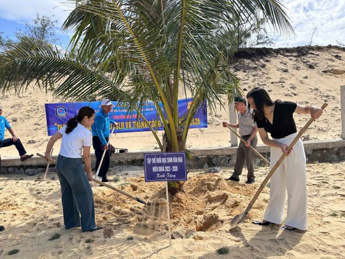 Intermediate School of Technology - Tourism No. 10 organizes planting trees and cleaning the campus to celebrate President Ho Chi Minh's birthday and Workers' Month 2026. Photo: Quang Tri Trade Union