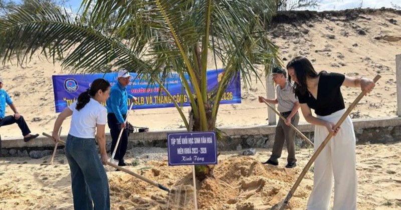 Trường Trung cấp Kỹ thuật - Du lịch 10 trồng cây chào mừng Tháng Công nhân