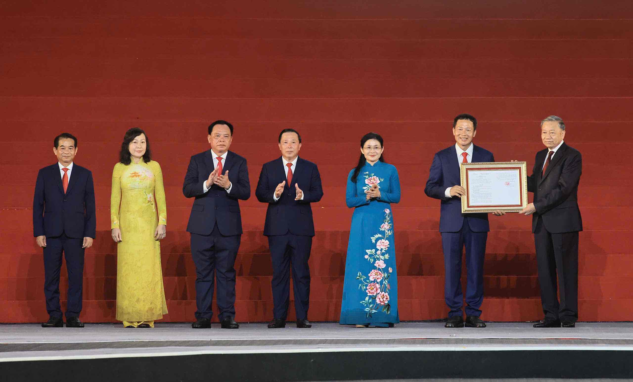 Tổng Bí thư, Chủ tịch nước Tô Lâm trao Nghị quyết của Quốc hội về thành lập thành phố Đồng Nai cho lãnh đạo thành phố Đồng Nai. Ảnh: HAC
