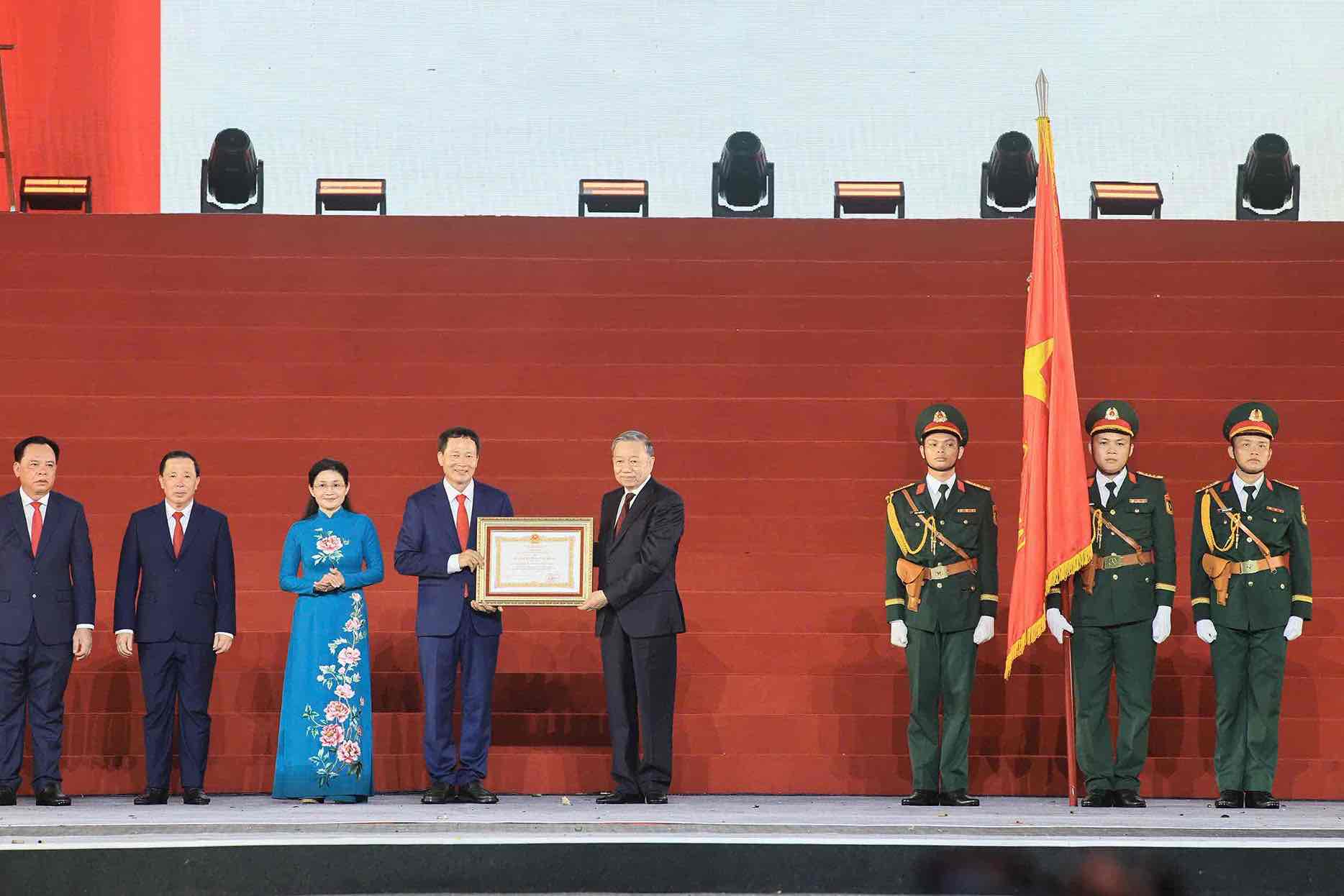 General Secretary and President To Lam awarded the First-class Labor Medal to the Party Committee, government and people of Dong Nai city. Photo: HAC