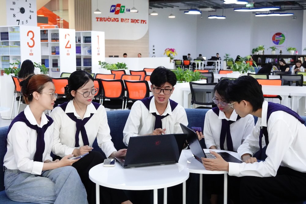 Nhóm 5 sinh viên thực hiện dự án 