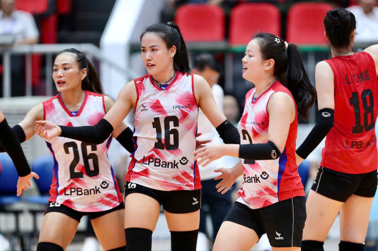LPB Ninh Bình renverse la vapeur et bat Hà Nội Tasco Auto pour remporter son billet pour les demi-finales. Photo: Duy Nam