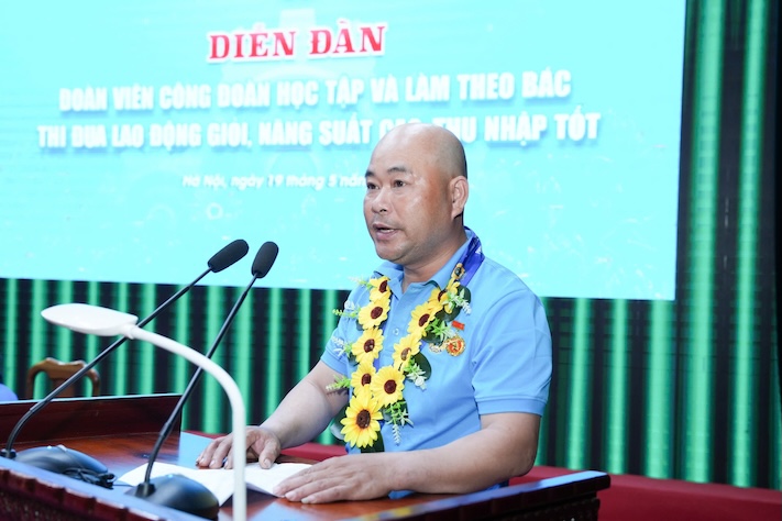 Mr. Cao Van Long, union member, 5/7 grade worker, grassroots trade union of FECON Infrastructure Construction Joint Stock Company (Hanoi City Labor Federation) said and affirmed: Studying and following Ho Chi Minh's ideology, ethics, and style is not something great or distant, but starts from daily work. Photo: Huu Chanh