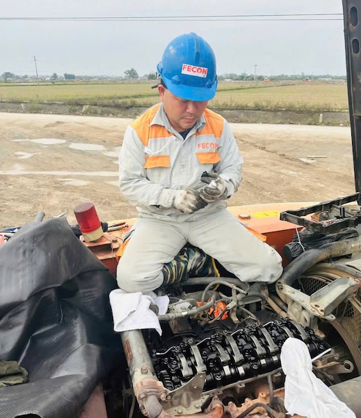 Ông Cao Văn Long, đoàn viên công đoàn, công nhân bậc 5/7, Công đoàn cơ sở công ty CP Xây dựng Hạ tầng FECON trong giờ làm việc. Ảnh: CĐHN cung cấp