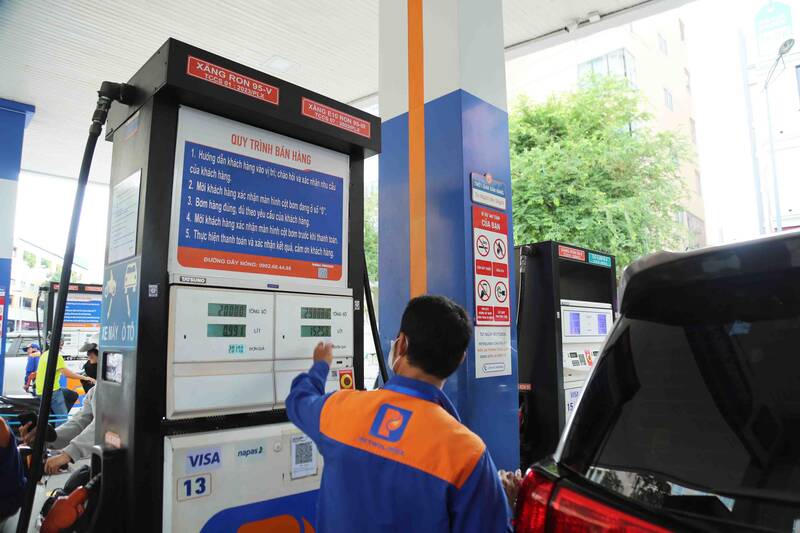 Ho Chi Minh City residents excitedly try E10 gasoline. Photo: Ngoc Le