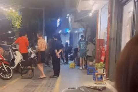 Công an điều tra vụ ẩu đả gây náo loạn phố Huế. Ảnh cắt từ clip