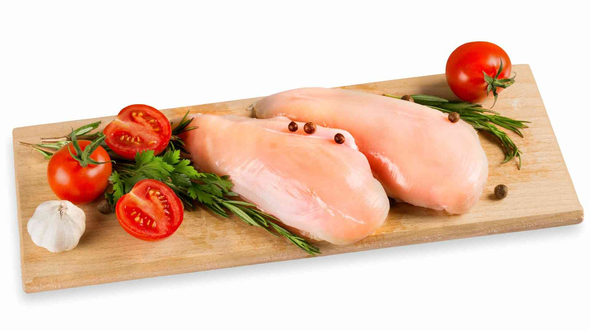 Ức gà lọc bỏ da là phần thịt trắng dồi dào protein và ít purin, an toàn cho người bị axit uric cao. Ảnh: Canva