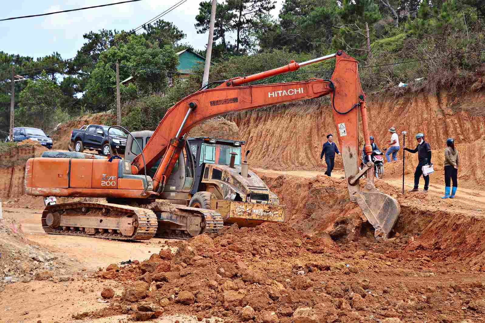 Đơn vị thi công đang sẵn sàng đẩy nhanh tiến độ hoàn thành dự án khi được bàn giao mặt bằng. Ảnh: Phúc Khánh 