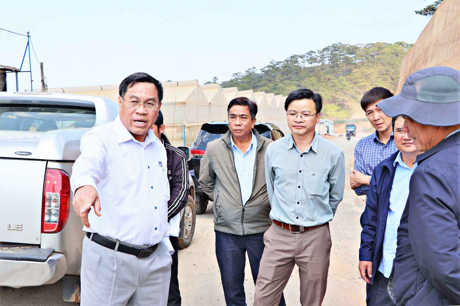 Ông Võ Ngọc Hiệp - Phó Chủ tịch UBND tỉnh Lâm Đồng yêu cầu chủ đầu tư, nhà thầu và đơn vị thi công khẩn trương tháo gỡ “điểm nghẽn”, hoàn thành tuyến đường trước mùa mưa. Ảnh: Phúc Khánh 