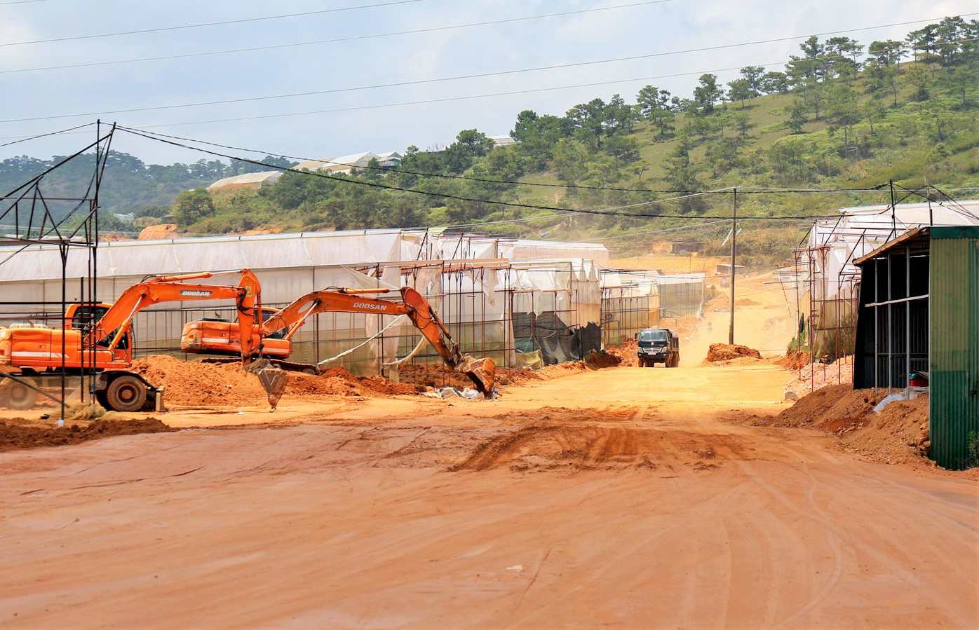 Đoạn đường 80 mét vướng mặt bằng trở thành điểm nghẽ của cả tuyến đường. Ảnh: Phúc Khánh 