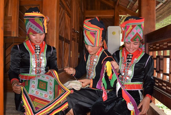 Thêu khăn piêu của dân tộc Khơ Mú tại Sơn La. Ảnh: Trường Sơn