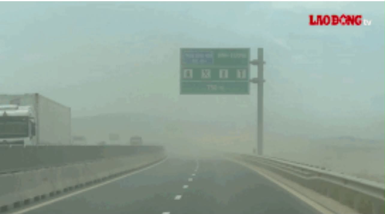 Dust overflows into the Quang Ngai - Hoai Nhon expressway. Photo: Traffic Police Department