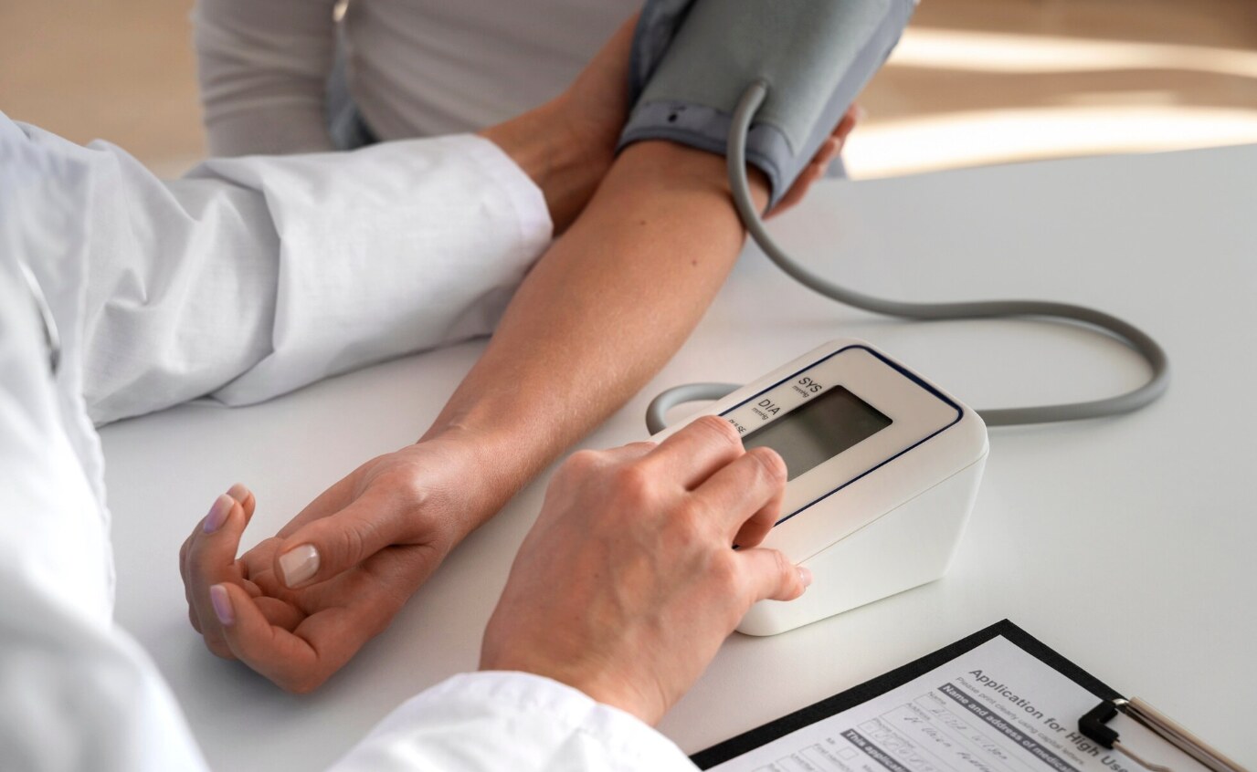 Many people only detect hypothyroidism when blood pressure increases for a long time. Photo: Thuy Duong
