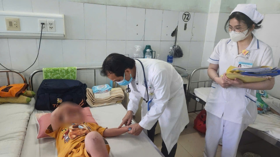 Doctors at Vinh Long General Hospital check the health of children with hand, foot and mouth disease. Photo: Hoang Loc
