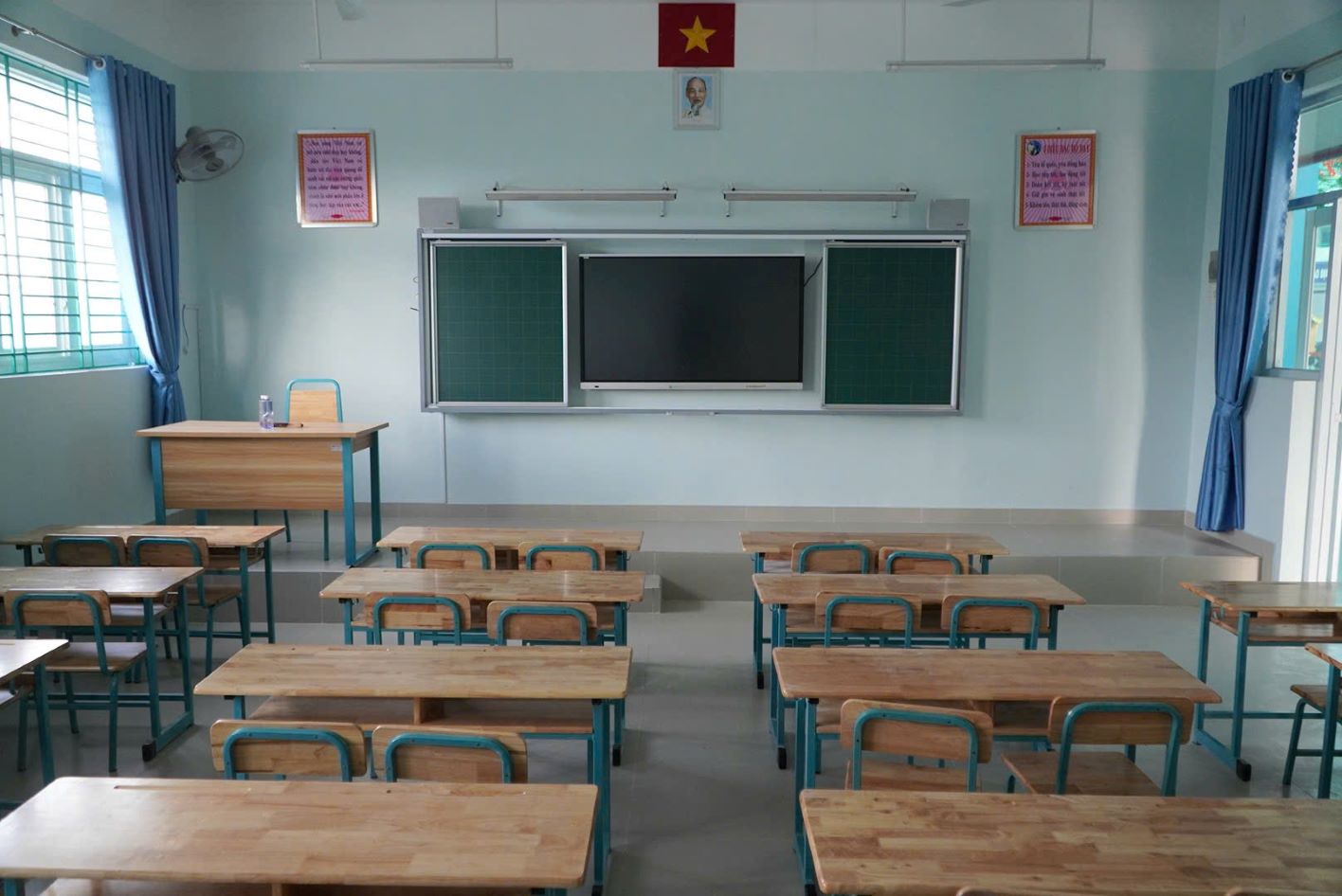Mỗi phòng được trang bị đầy đủ thiết bị dạy học, nổi bật là bảng tương tác 65 inch. Ảnh: Chân Phúc