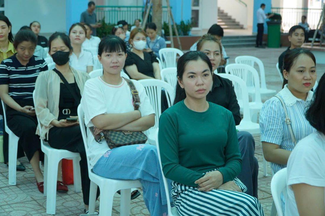 Phụ huynh, người dân đến tham dự lễ khánh thành Trường Tiểu học Trần Đại Nghĩa. Ảnh: Chân Phúc