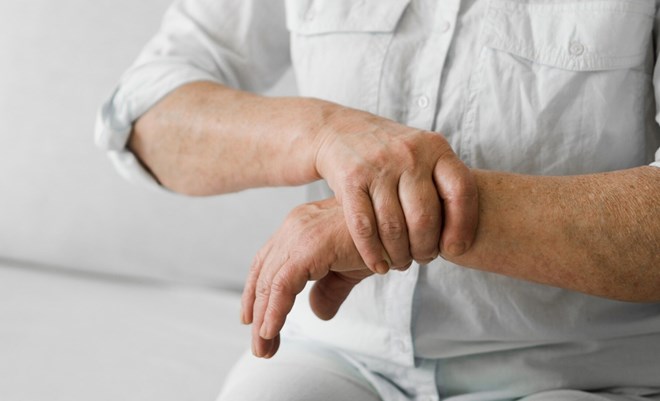 Prolonged joint pain during menopause is not only due to age but also directly related to decreased female hormones. Photo: Thuy Duong