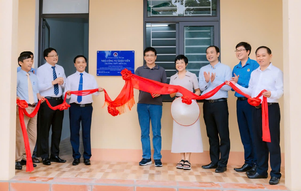 TS Nguyễn Ngọc Ân (thứ 5 từ phải qua) cùng Công đoàn Giáo dục Việt Nam huy động nguồn lực hỗ trợ xây nhà công vụ giáo viên ở tỉnh Phú Thọ bị ảnh hưởng bởi cơn bão Yagi. Ảnh: NVCC