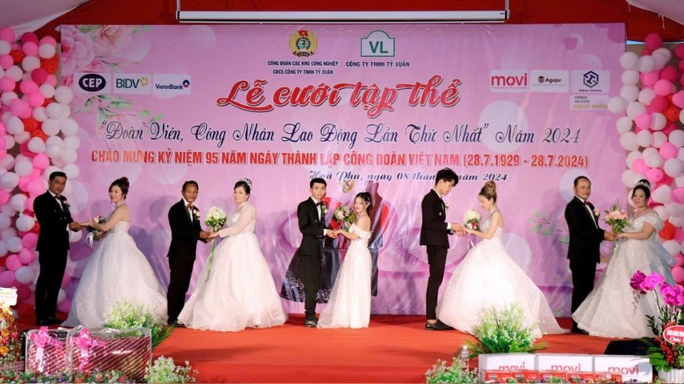 The collective wedding ceremony at Ty Xuan Co., Ltd. in 2024 took place in a warm and meaningful atmosphere, contributing to helping workers save wedding organization costs. Photo: Trade Union of Ty Xuan Co., Ltd