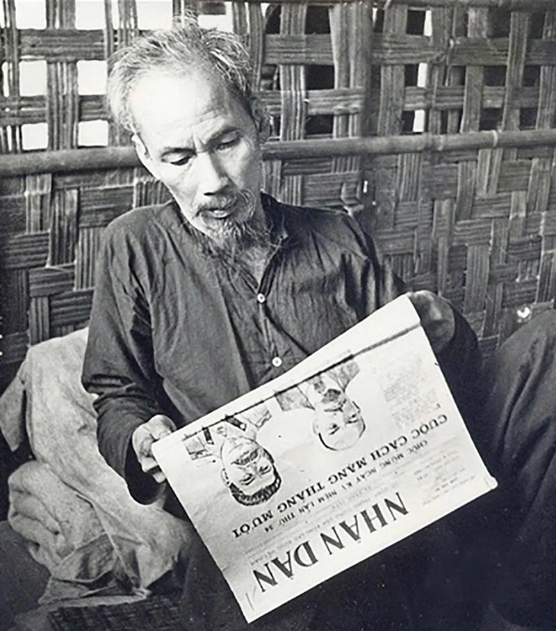 Bác Hồ đọc Báo Nhân Dân. Ảnh: Tư liệu