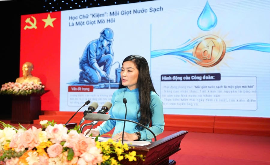 Bà Hồ Thị Thanh Tâm - Phó Chủ tịch Công đoàn Công ty TNHH MTV Nước sạch Hà Nội - trình bày tham luận về vai trò công đoàn trong phát động, hỗ trợ đoàn viên, người lao động học tập và làm theo Bác. Ảnh: Hữu Chánh