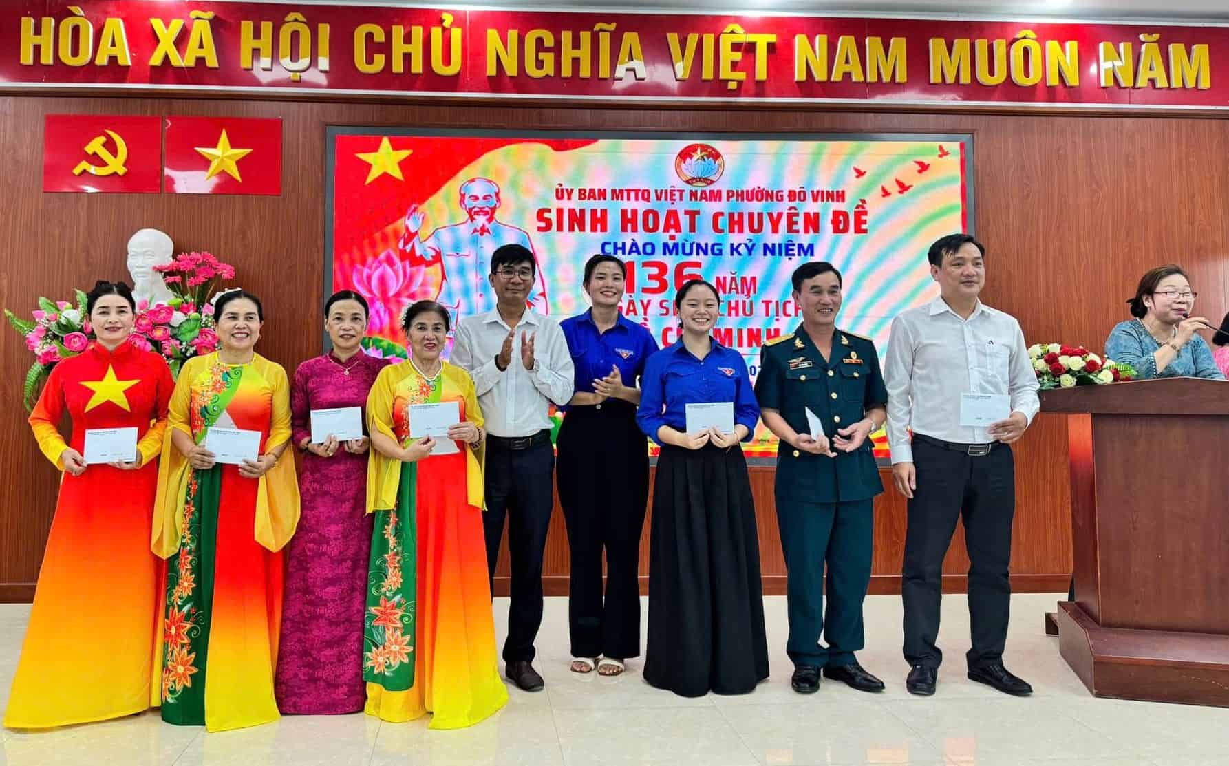 Delegates attend a thematic activity about President Ho Chi Minh organized by the Fatherland Front of Do Vinh ward. Photo: Phan Rang