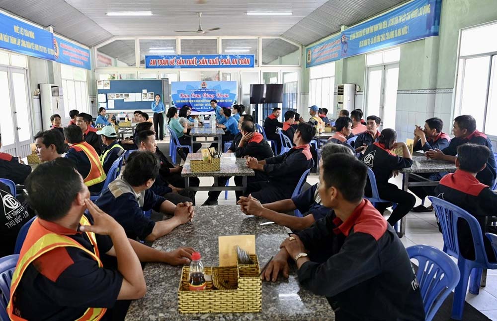 The grassroots trade union of concrete enterprises in Tay Ninh focuses on building a stable and safe working environment for workers. Photo: Truong Huy