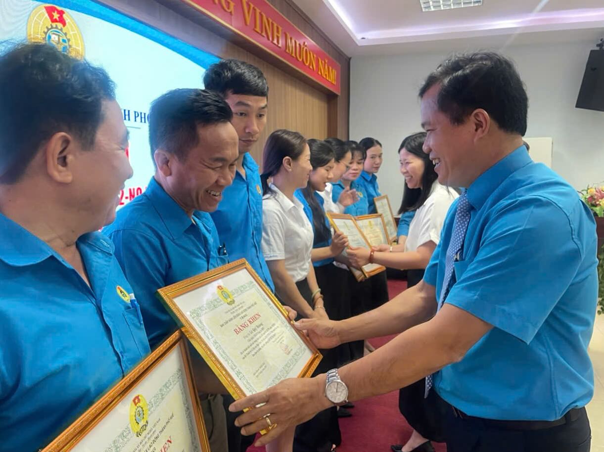 Mr. Le Minh Nhan - City Party Committee Member, Vice Chairman of the Vietnam Fatherland Front Committee of Hue City awarded certificates of merit to 10 collectives and 20 individuals with outstanding achievements. Photo: Nha Phuong.