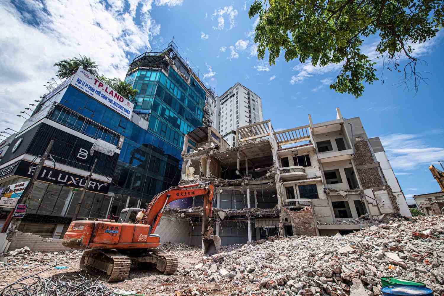 Excavadoras y camiones trabajando día y noche, desmantelando la obra para construir la carretera de circunvalación 2.5, Hanoi. Foto: Comité Popular del barrio de Thanh Xuan