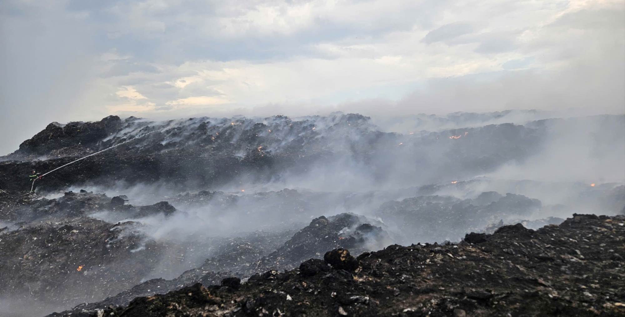 The fire created thick smoke and dust in the landfill area within the premises of Nghia Ky domestic waste treatment plant, Quang Ngai province. Photo: Y Thu