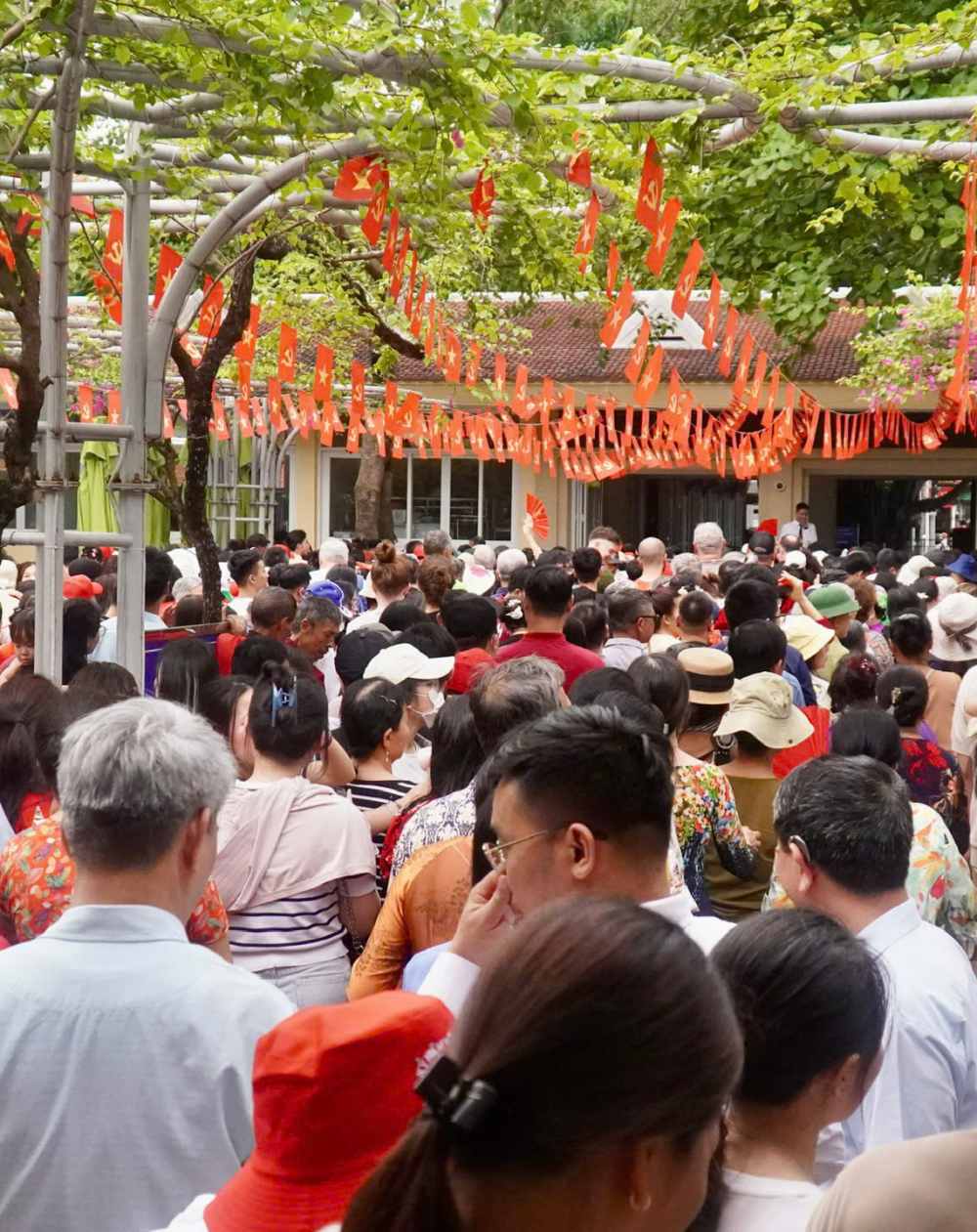 Trong dòng người nối dài ấy có các cựu chiến binh, người cao tuổi, những gia đình đưa theo con nhỏ đến viếng Lăng Bác trong dịp đặc biệt. Ảnh: Chí Long