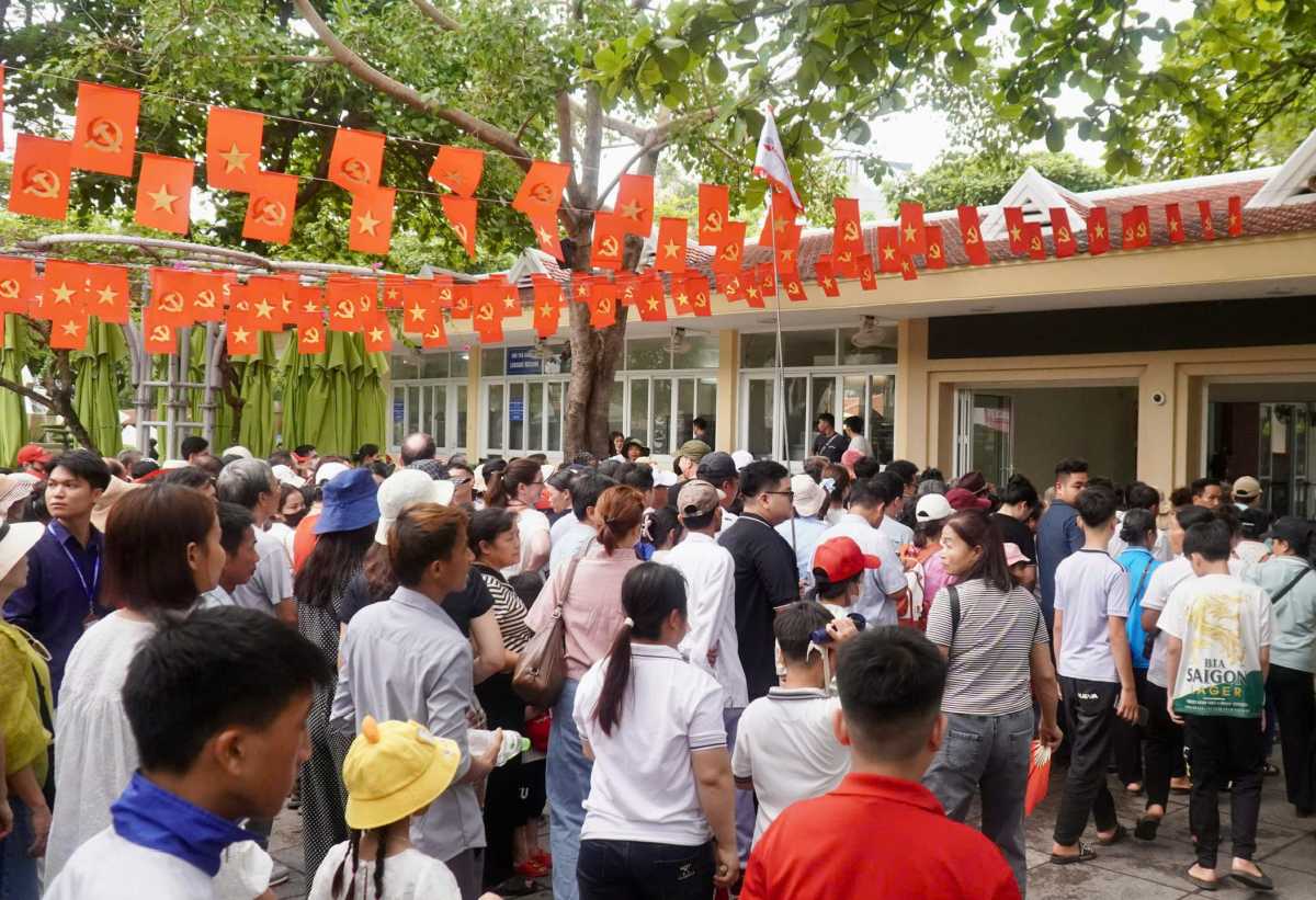 Nhiều người dân, du khách có mặt từ sớm để xếp hàng, chờ vào viếng Lăng Bác. Ảnh: Minh Chính