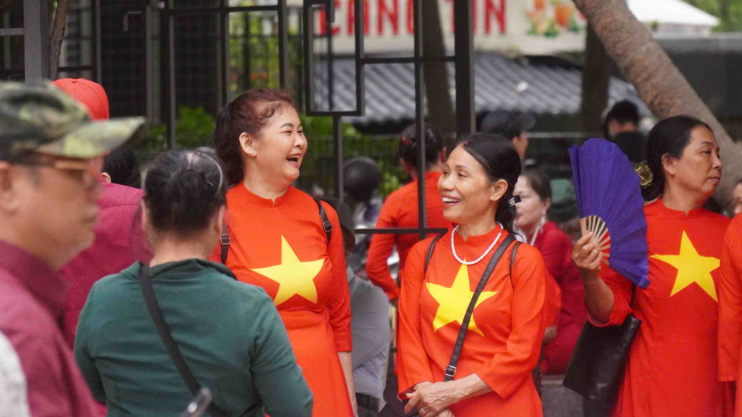 Người dân vượt chặng đường xa xôi chờ vào Lăng viếng Bác. Ảnh: Minh Chính