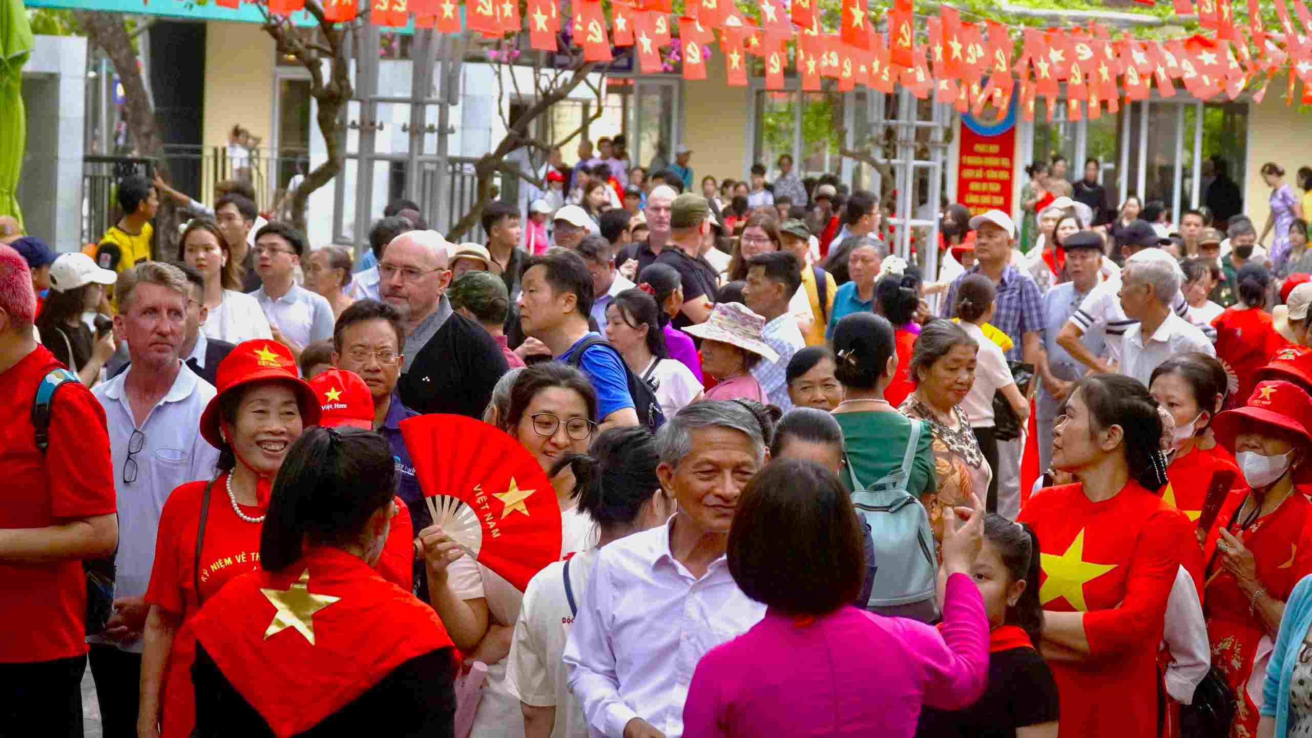 Nhiều người dân, du khách diện áo dài, áo cờ đỏ sao vàng thể hiện lòng yêu nước. Ảnh: Minh Chính