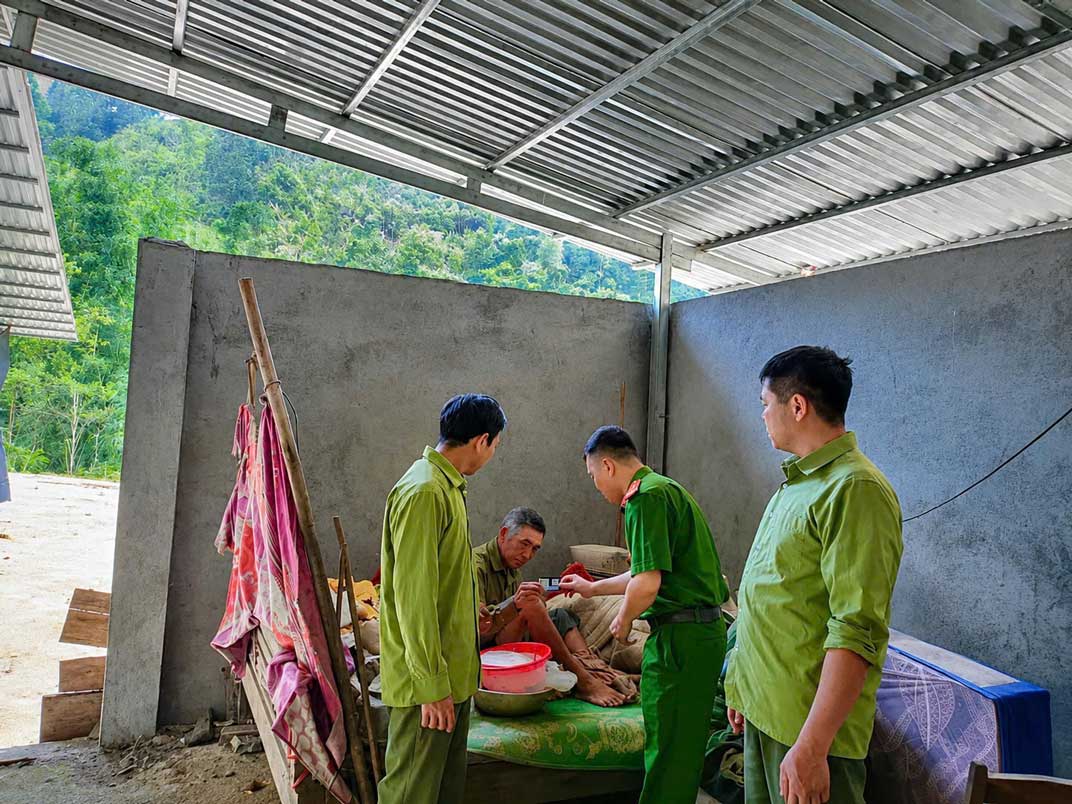 Trao tặng sim chính chủ cho 10 trường hợp khuyết tật, người bị bệnh. Ảnh: Công an Lào Cai