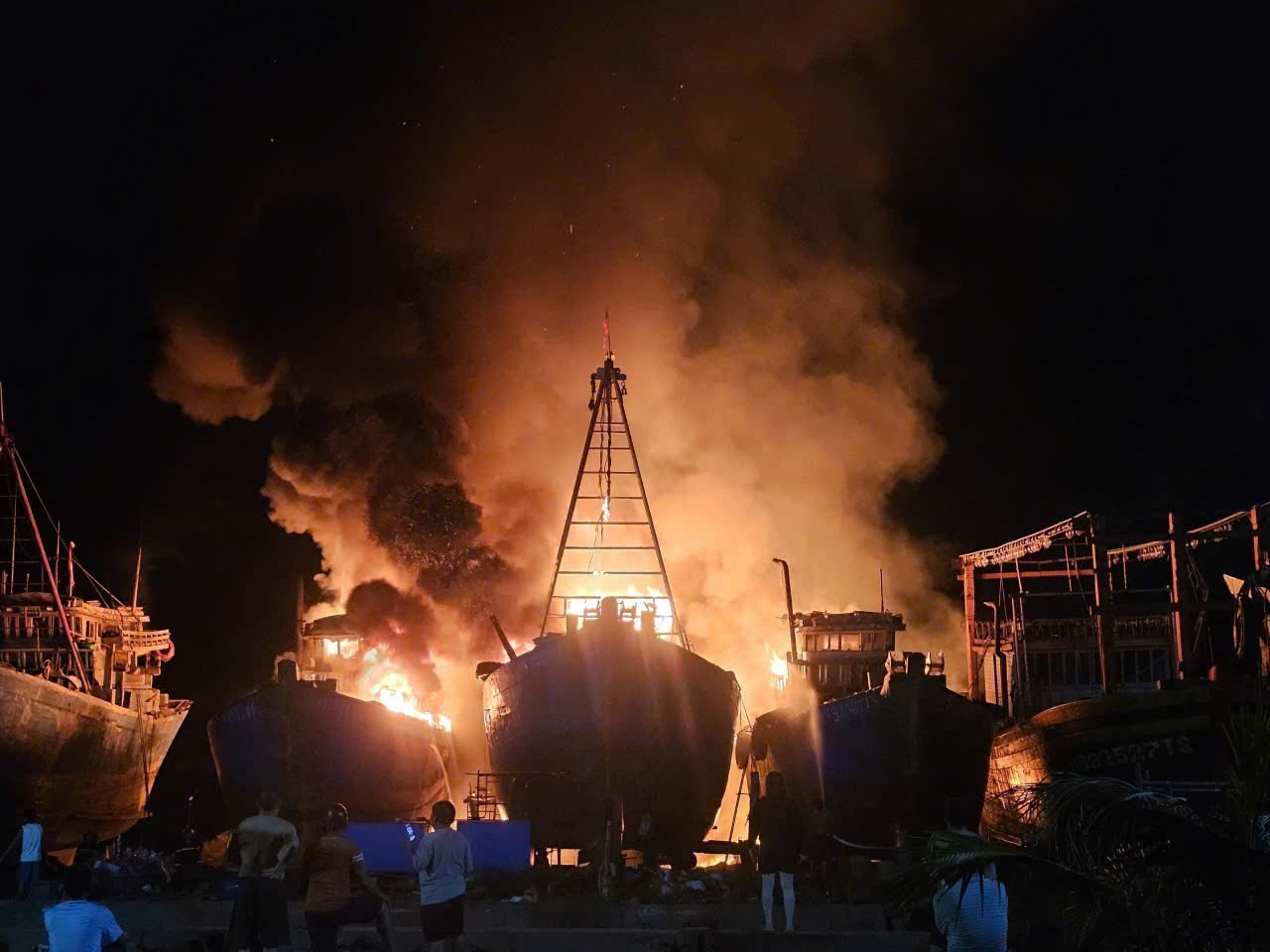 3 fishing boats caught fire at night in Quang Tri. Photo: Thanh Nhan