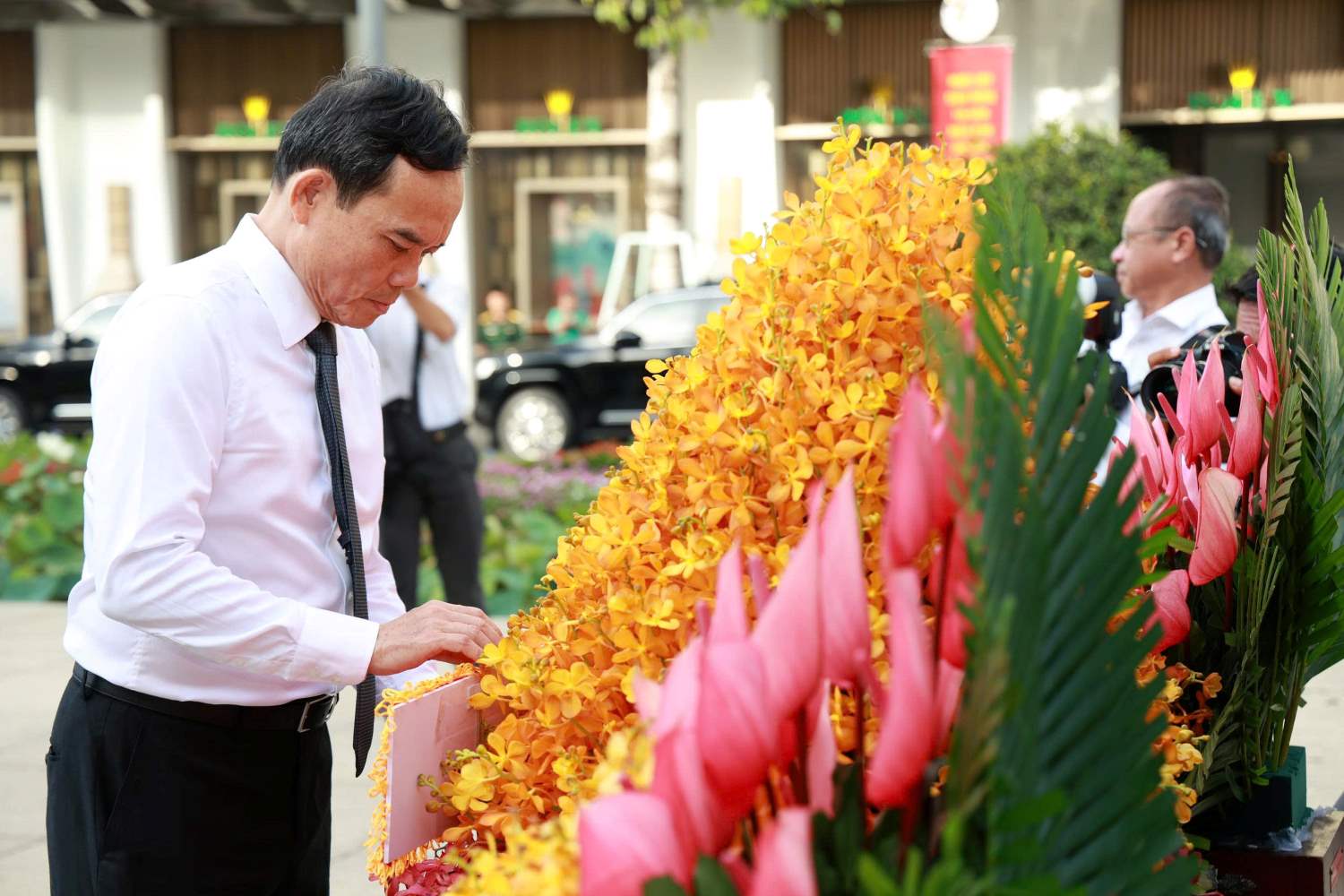 Bí thư Thành ủy TPHCM Trần Lưu Quang chuẩn bị vòng hoa tại buổi lễ. Ảnh: Phan Anh
