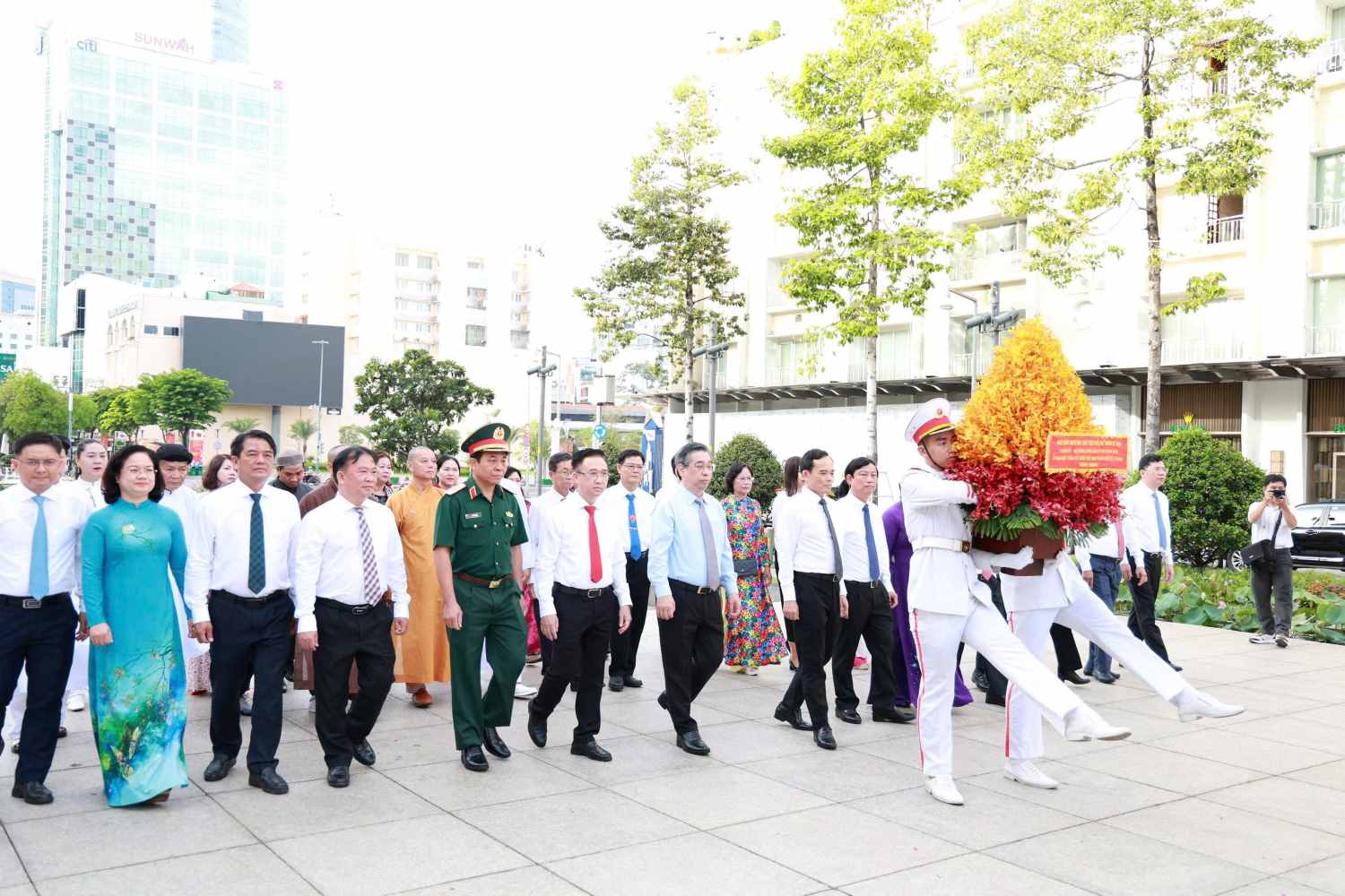 Ho Chi Minh City leaders offer flowers at the Statue of President Ho Chi Minh. Photo: Phan Anh
