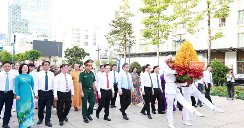 TP.HCM dâng hoa tưởng niệm Chủ tịch Hồ Chí Minh