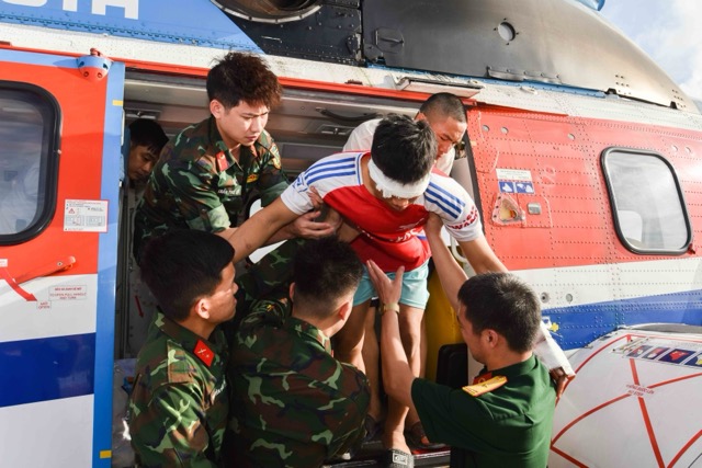 The patient was rescued and taken from the Truong Sa archipelago to the mainland for safe treatment. Photo: BVCC