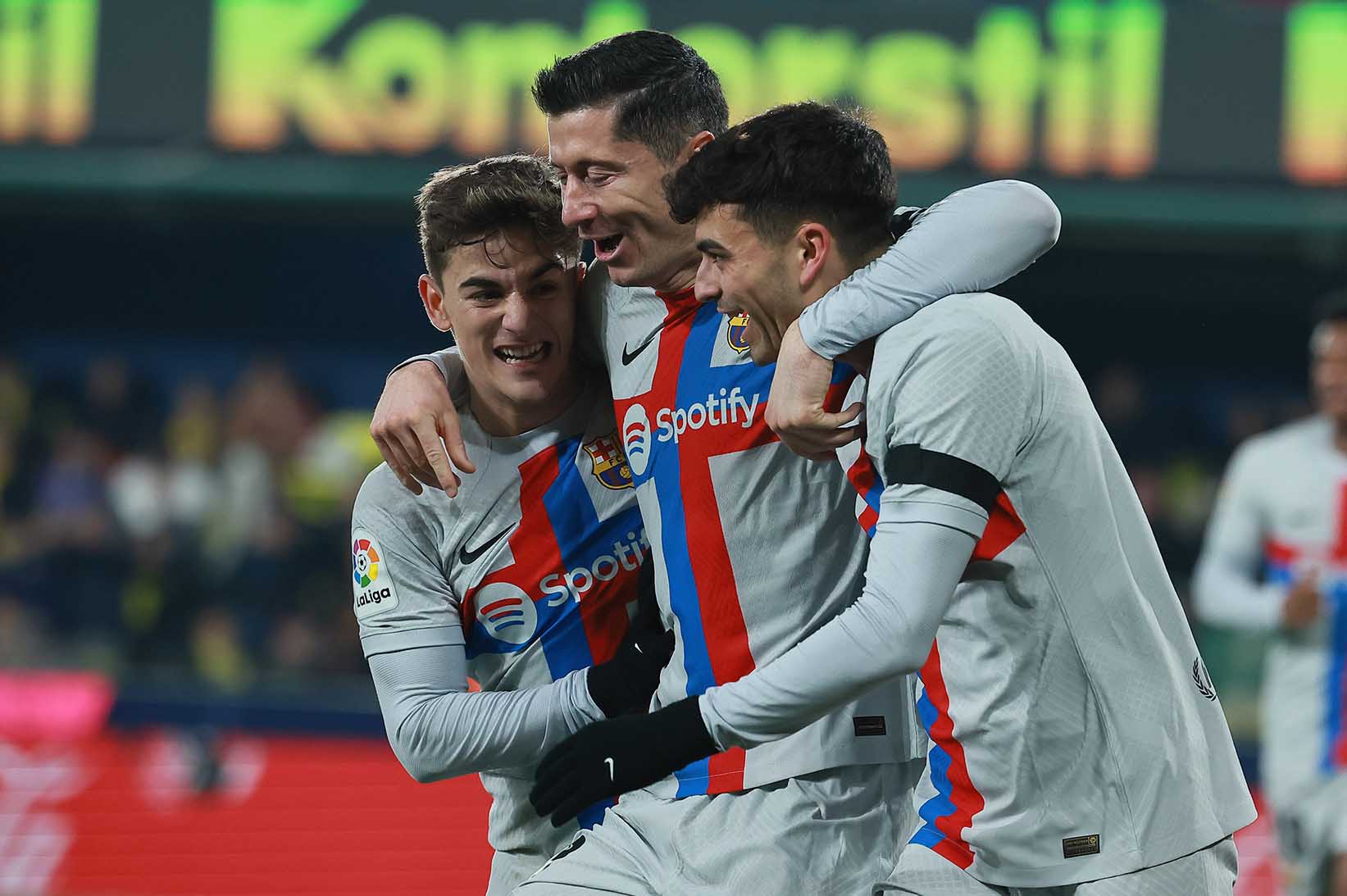Robert Lewandowski đã cùng Barcelona đi qua nhiều thăng trầm. Ảnh: AFP