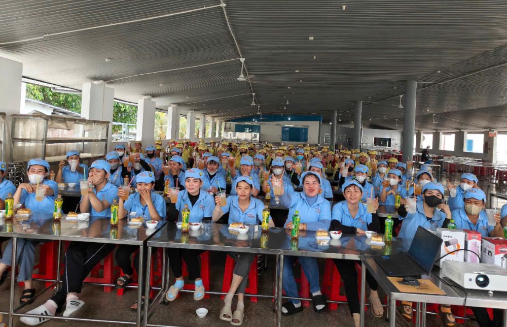 Công nhân lao động phấn khởi trong buổi họp mặt công nhân mới và mừng sinh nhật đoàn viên hằng tháng do CĐCS Công ty TNHH Dream An Giang tổ chức. Ảnh: CĐCS Công ty