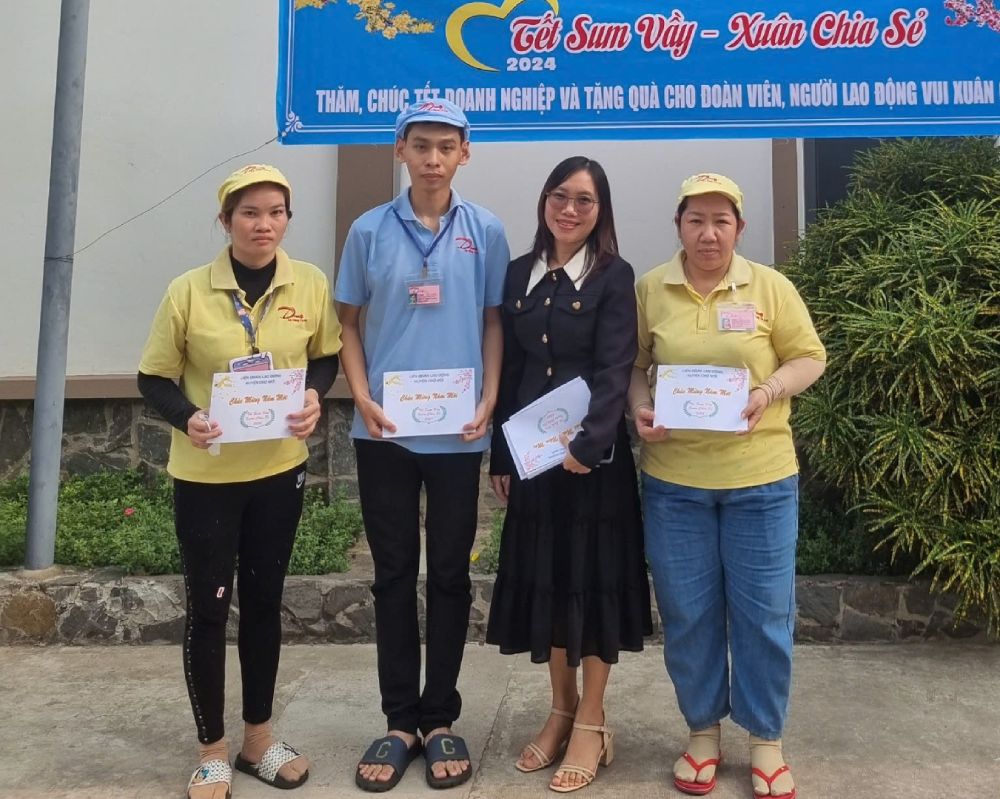 Tặng quà Tết cho đoàn viên, người lao động. Ảnh: CĐCS Công ty