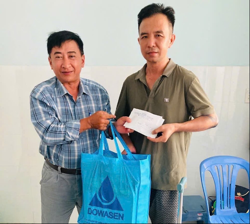 Trao hỗ trợ 5 triệu đồng cho đoàn viên Nguyễn Nhựt Huy, đoàn viên Chi nhánh Cấp nước Đông Bắc Sông Tiền gặp khó khăn trong cuộc sống. Ảnh: ĐVCC.