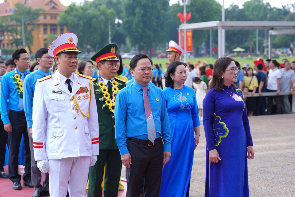 Delegation of the VGCL and typical advanced collectives and individuals studying and following Uncle Ho to the Mausoleum to pay respects to Uncle Ho. Photo: Huu Chanh