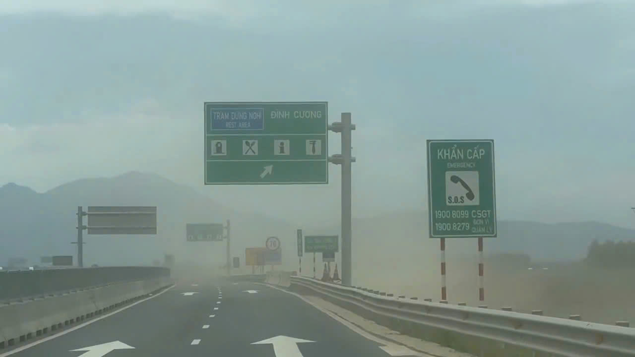 Dust covers the Quang Ngai - Hoai Nhon expressway. Photo: Traffic Police Department