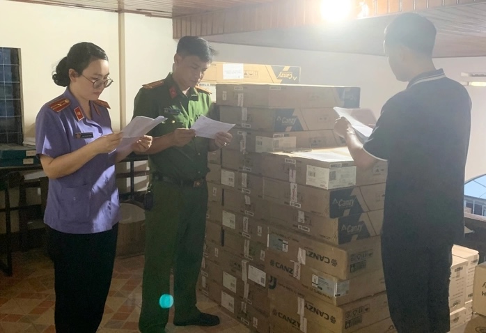 Cơ quan chức năng đã kiểm tra và sau đó khởi tố ông Vũ Trung Kiên để điều tra về hành vi buôn bán hàng giả. Ảnh: VKSND Khu vực 1
