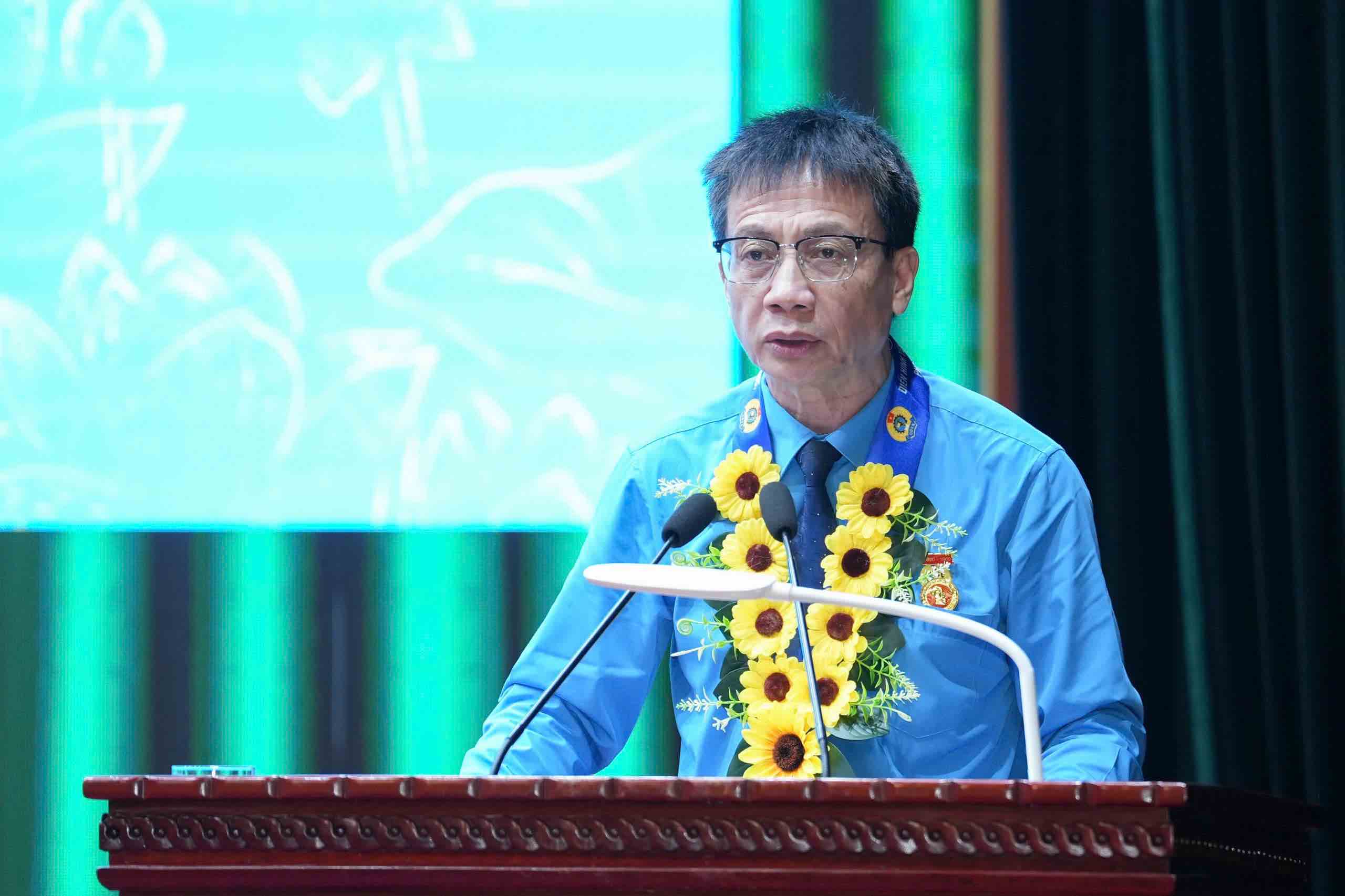 Dr. Nguyen Ngoc An - Member of the Presidium of the General Confederation, Chairman of the Vietnam Education Union presents a paper. Photo: Huu Chanh