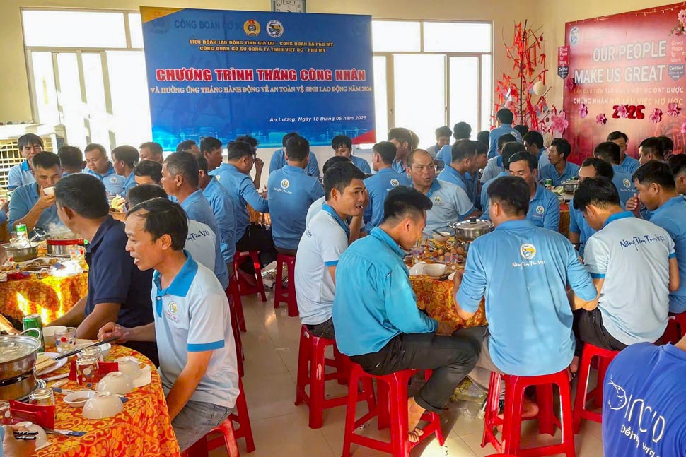 Đông đảo đoàn viên, người lao động tham gia “Bữa cơm Công đoàn“. Ảnh: Huy Trang